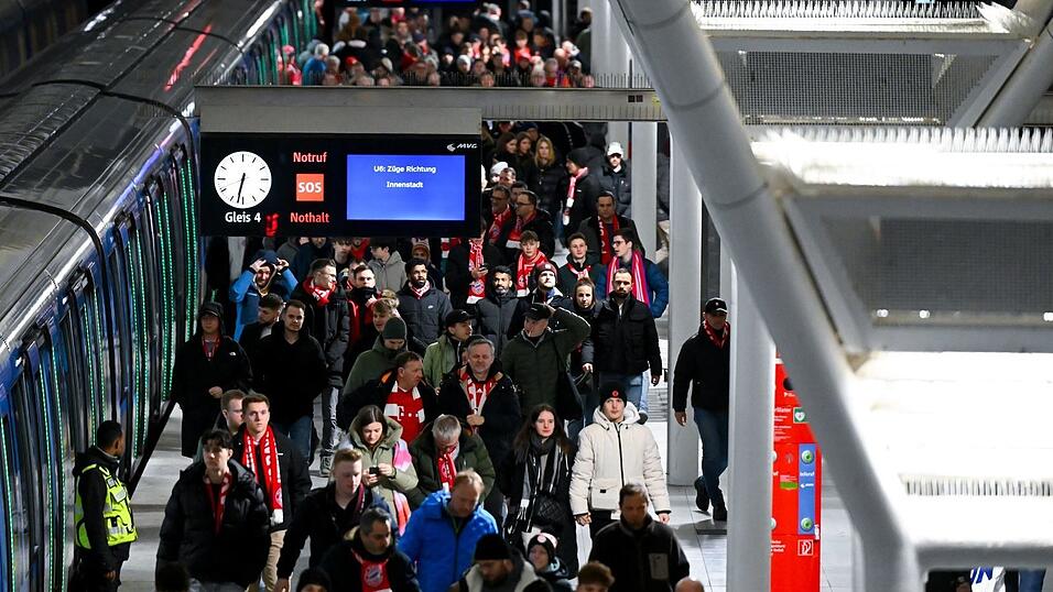 Wer zur Allianz Arena will, f&auml;hrt in der Regel mit der U-Bahn. (Archivbild)