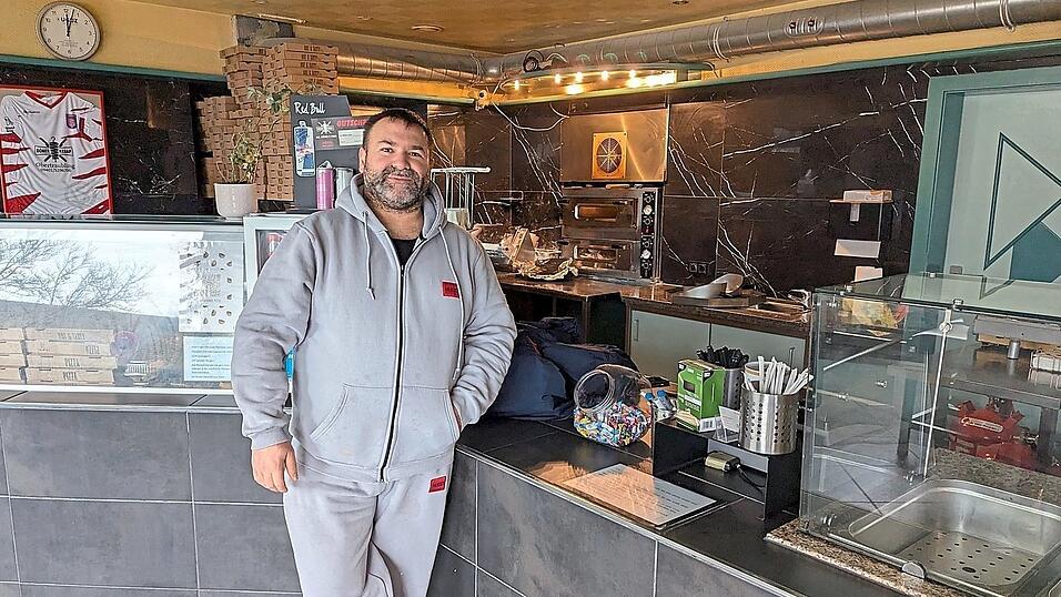 Deniz Öztürk bedient in seinem Obertraublinger Dönerladen alle Kunden. Auch die, die nicht bezahlen können, bekommen etwas zu essen.