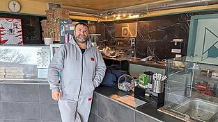 Deniz Öztürk bedient in seinem Obertraublinger Dönerladen alle Kunden. Auch die, die nicht bezahlen können, bekommen etwas zu essen.