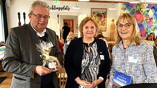 Am Freitag wurde Friederike Trinkle (rechts) von der amtierenden Landesvorsitzenden vom „Weißen Ring“, Birgit Heller, offiziell ins Amt eingeführt. Landrat Josef Laumer gehörte zu den ersten Gratulanten. Am Freitag wurde Friederike Trinkle (rechts) von der amtierenden Landesvorsitzenden vom „Weißen Ring“, Birgit Heller, offiziell ins Amt eingeführt. Landrat Josef Laumer gehörte zu den ersten Gratulanten.