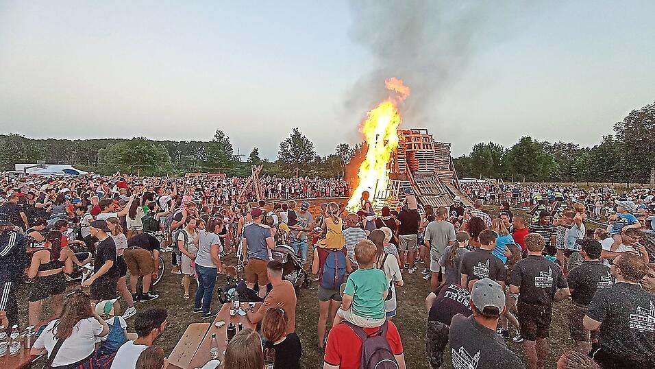 Mindestens 2 500 Gäste, wahrscheinlich noch viel mehr, nahmen am Samstagabend an der Johannifeier der freiwilligen Feuerwehr Burgweinting teil. Mindestens 2 500 Gäste, wahrscheinlich noch viel mehr, nahmen am Samstagabend an der Johannifeier der freiwilligen Feuerwehr Burgweinting teil.