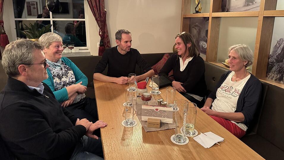 Sie hoffen, dass sich Kinderärzte für den Landkreis finden: Volker R. Bekelaer, Zwiesel (v.l.), Dr. Barbara Krappatsch und Johannes Meitert (beide in Viechtach), Yvonne Klingl, Assistentin der Geschäftsführung des MVZ, und Dr. Angela Pfeffer (Regen) bei ihrem Treffen. Sie hoffen, dass sich Kinderärzte für den Landkreis finden: Volker R. Bekelaer, Zwiesel (v.l.), Dr. Barbara Krappatsch und Johannes Meitert (beide in Viechtach), Yvonne Klingl, Assistentin der Geschäftsführung des MVZ, und Dr. Angela Pfeffer (Regen) bei ihrem Treffen.