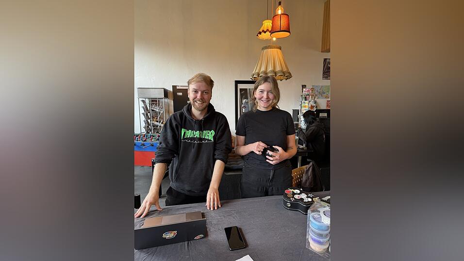 Mario Biermeier hatte seinen privaten 3D-Drucker dabei und Theresa Raith stand ihm hilfsbereit zur Seite.