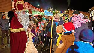 Nikolaus und Krampus verteilten Süßigkeiten.