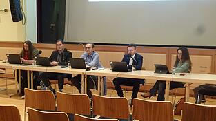 B&uuml;rgermeister Franz Wittmann (3.v.l.), K&auml;mmerer Matthias Wittmann (4.v.l ) und Monika H&auml;uslmeier, Leiterin der Tourist-Info (r.), berichteten bei der B&uuml;rgerversammlung der Stadt Viechtach in der Stadthalle.