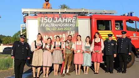 Das Festgefolge der FFW Altrandsberg mit Kommandant Matthias Maier (l.), Festleiter Peter Maier (2.v.r.) und Festleiter Andreas Schlensog