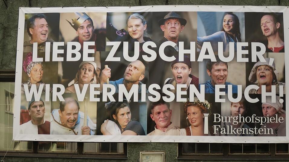 Das Plakat mit der Botschaft der Burghofspieler. Das Plakat mit der Botschaft der Burghofspieler.