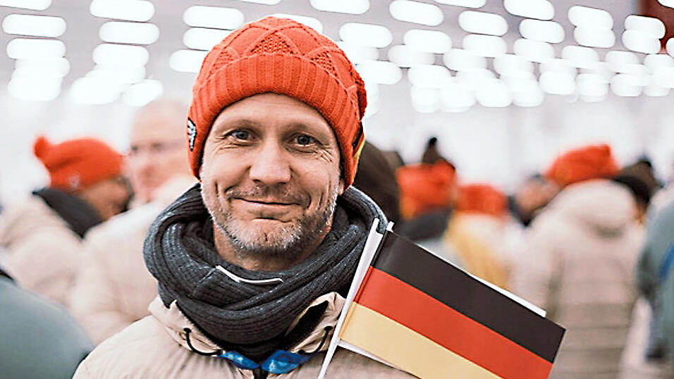 Bei den Olympischen Winterspielen 2018 durfte Schwarz mit einer kleinen Deutschlandfahne ins volle Olympia-Stadion mit einziehen. Bei den Olympischen Winterspielen 2018 durfte Schwarz mit einer kleinen Deutschlandfahne ins volle Olympia-Stadion mit einziehen.