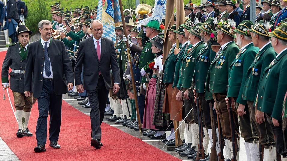 Empfangen wurde der Kanzler unter anderem von einer Abordnung von Gebirgsschützen. Empfangen wurde der Kanzler unter anderem von einer Abordnung von Gebirgsschützen.