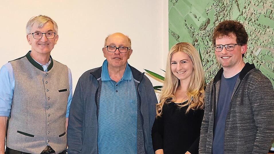 B&uuml;rgermeister Michael Hobmaier (l.) bei der Vereidigung der neuen Gemeinder&auml;te (v.l.) Karl Rausch, Tanja Hobmaier und Johannes Kellerer (nicht im Bild Georg Sergl).