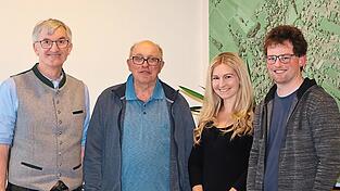 Bürgermeister Michael Hobmaier (l.) bei der Vereidigung der neuen Gemeinderäte (v.l.) Karl Rausch, Tanja Hobmaier und Johannes Kellerer (nicht im Bild Georg Sergl). Bürgermeister Michael Hobmaier (l.) bei der Vereidigung der neuen Gemeinderäte (v.l.) Karl Rausch, Tanja Hobmaier und Johannes Kellerer (nicht im Bild Georg Sergl).