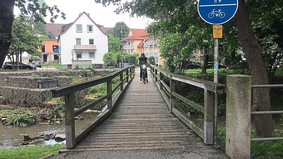 Mit eineinhalb Metern ist die alte Holzbrücke zu schmal für den Begegnungsverkehr. Mit eineinhalb Metern ist die alte Holzbrücke zu schmal für den Begegnungsverkehr.