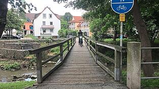 Mit eineinhalb Metern ist die alte Holzbrücke zu schmal für den Begegnungsverkehr. Mit eineinhalb Metern ist die alte Holzbrücke zu schmal für den Begegnungsverkehr.