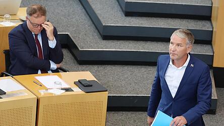 Th&uuml;ringens AfD-Chef Bj&ouml;rn H&ouml;cke (r.) wollte am Freitag erneut den CDU-Ministerpr&auml;sidenten Mario Voigt (l.) st&uuml;rzen.