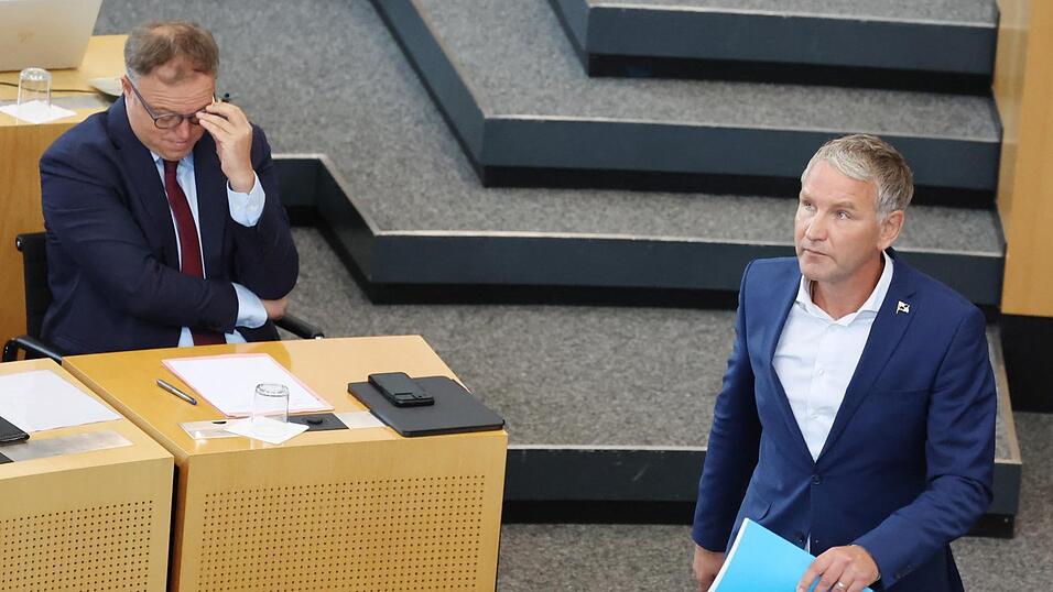 Thüringens AfD-Chef Björn Höcke (r.) wollte am Freitag erneut den CDU-Ministerpräsidenten Mario Voigt (l.) stürzen. Thüringens AfD-Chef Björn Höcke (r.) wollte am Freitag erneut den CDU-Ministerpräsidenten Mario Voigt (l.) stürzen.