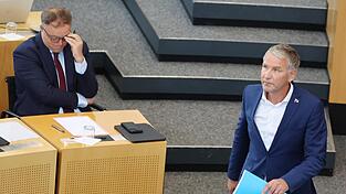 Thüringens AfD-Chef Björn Höcke (r.) wollte am Freitag erneut den CDU-Ministerpräsidenten Mario Voigt (l.) stürzen. Thüringens AfD-Chef Björn Höcke (r.) wollte am Freitag erneut den CDU-Ministerpräsidenten Mario Voigt (l.) stürzen.