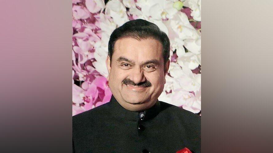 Der Inder Gautam Adani belegt im Ranking der Superreichen Platz 3. Ansonsten mag er es anscheinend den zweiten Platz zu belegen: Ihm gehören die Mehrheitsanteile des zweitgrößten Flughafens in Indien und seine Unternehmensgruppe ist der zweitgrößte Zementproduzent des Landes.