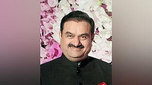 Der Inder Gautam Adani belegt im Ranking der Superreichen Platz 3. Ansonsten mag er es anscheinend den zweiten Platz zu belegen: Ihm gehören die Mehrheitsanteile des zweitgrößten Flughafens in Indien und seine Unternehmensgruppe ist der zweitgrößte Zementproduzent des Landes.