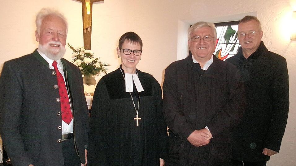 Pr&auml;dikant Reinhard Tietze, Dekanin Ulrike Dittmar, Stadtpfarrer Wolfgang H&auml;upl und B&uuml;rgermeister Markus Ackermann (von links) beim 110-j&auml;hrigen Jubil&auml;um der evangelischen Friedenskirche.