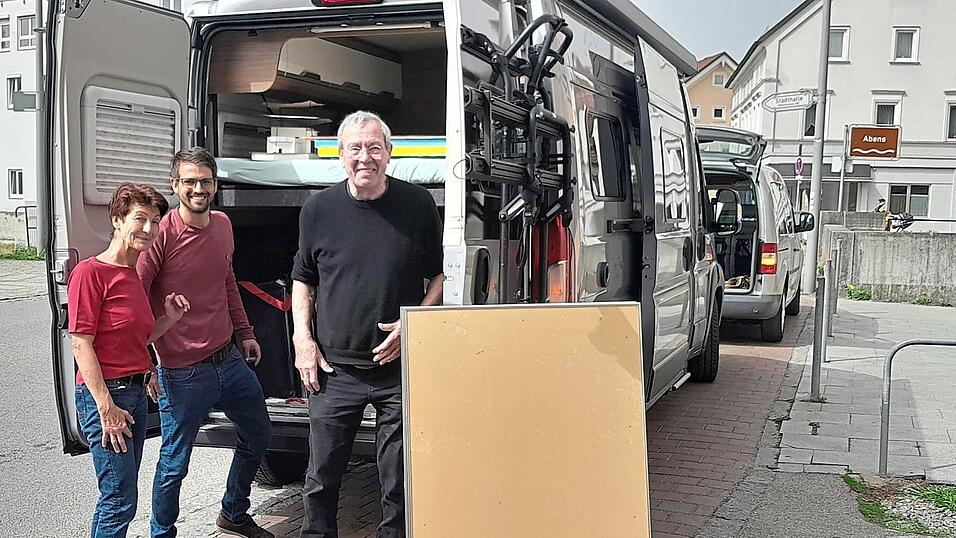 Petra und Michi H&ouml;ller mit Joachim Tschacher (v. l.) bei den Abbauarbeiten des 3. Kunstparcours.