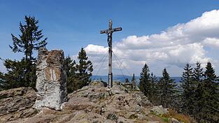 Das Gipfelkreuz des Rachel, dem höchsten Berg im Nationalpark