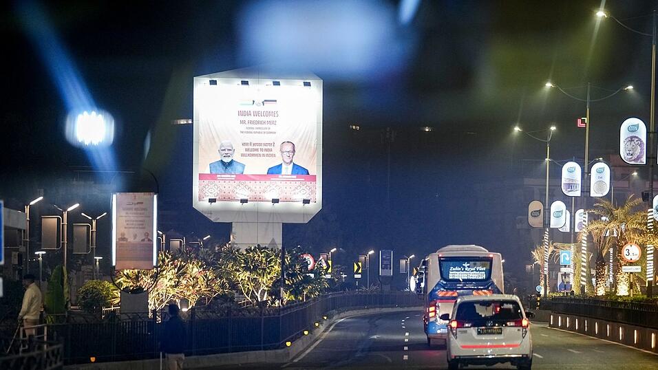 Mit gro&szlig;en Schildern hei&szlig;t Modi seinen Gast willkommen.