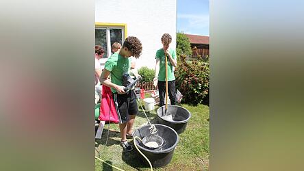 Von der vergangenen 72-Stunden-Aktion: Die KLJB Mettenhausen bereitet die Renovierung des Gruppenraums im Pfarrheim vor.