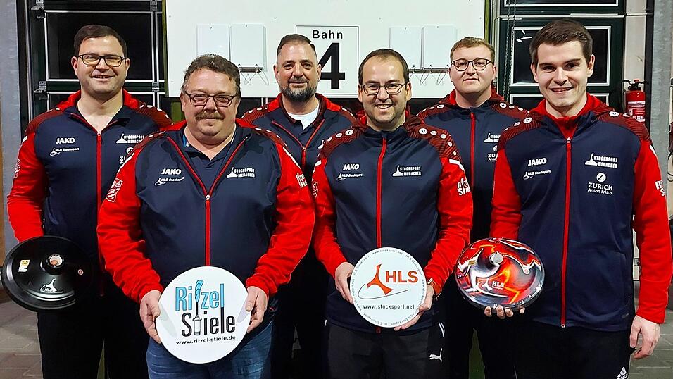 Der FC Untertraubenbach startet mit Karl Breu, Andreas Landstorfer, Wolfgang Feldbauer, Michael Lang, Johannes Menacher und Florian Groitl (von links) in diesem Jahr in seine zweite Zweitliga-Saison. Der FC Untertraubenbach startet mit Karl Breu, Andreas Landstorfer, Wolfgang Feldbauer, Michael Lang, Johannes Menacher und Florian Groitl (von links) in diesem Jahr in seine zweite Zweitliga-Saison.