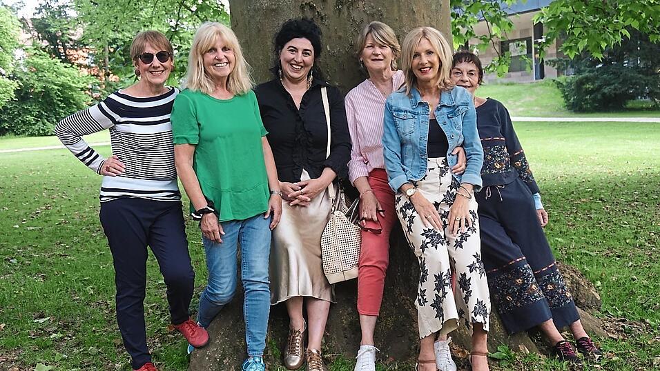 Die Schauspielerinnen sind gut gelaunt, aber fokussiert. Die Schauspielerinnen sind gut gelaunt, aber fokussiert.