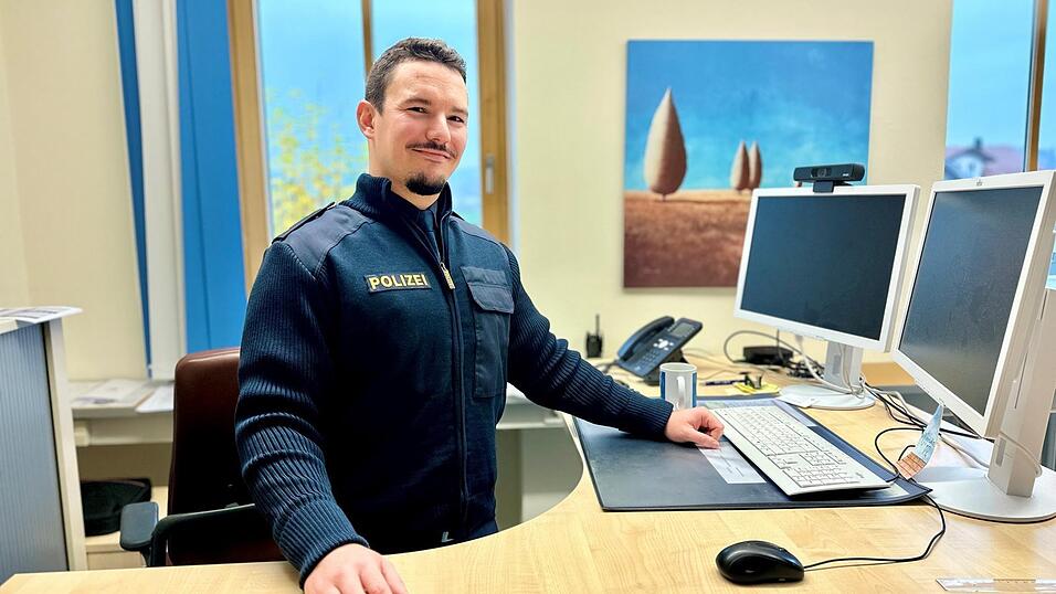 Bei ihm laufen seit Ende Oktober im ersten Stock der Dienststelle an der Daberger Straße die Fäden zusammen: Polizeirat Philipp Rammrath (33) leitet die Polizei-Inspektion Furth im Wald, zu der auch die Polizei-Station Waldmünchen und die Grenzpolizei-Gruppe am Schafberg gehören. Er löste damit offiziell Sven Buhl ab. Bei ihm laufen seit Ende Oktober im ersten Stock der Dienststelle an der Daberger Straße die Fäden zusammen: Polizeirat Philipp Rammrath (33) leitet die Polizei-Inspektion Furth im Wald, zu der auch die Polizei-Station Waldmünchen und die Grenzpolizei-Gruppe am Schafberg gehören. Er löste damit offiziell Sven Buhl ab.