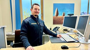 Bei ihm laufen seit Ende Oktober im ersten Stock der Dienststelle an der Daberger Straße die Fäden zusammen: Polizeirat Philipp Rammrath (33) leitet die Polizei-Inspektion Furth im Wald, zu der auch die Polizei-Station Waldmünchen und die Grenzpolizei-Gruppe am Schafberg gehören. Er löste damit offiziell Sven Buhl ab.