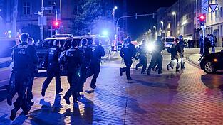 Polizisten geraten bei Einsätzen auch selbst in Gefahr. (Archivbild) Polizisten geraten bei Einsätzen auch selbst in Gefahr. (Archivbild)