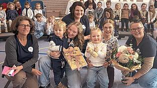Erzieherin Elisabeth Beibl (2.v.r.) wurde von (v.l.) Gertraud Buchner, Emma Sengstock, Kinderhausleiterin Christine Rott, Claudia W&ouml;hrl und einigen &bdquo;Fr&ouml;sche&ldquo;-Kindern verabschiedet.
