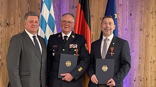 Christian Bernreiter (v.l.) mit den Ausgezeichneten: Hermann Keilhofer und Andreas Dietz