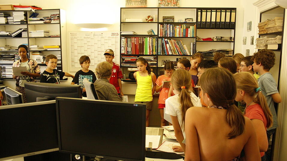 Die 4a und 4b der Grundschule Alburg besuchte am Donnerstag, 11. Juli, zusammen mit ihren Lehrerinnen Frau Scheer und Frau Schill das Verlagshaus des Straubinger Tagblatts. (Foto: Gabauer) Die 4a und 4b der Grundschule Alburg besuchte am Donnerstag, 11. Juli, zusammen mit ihren Lehrerinnen Frau Scheer und Frau Schill das Verlagshaus des Straubinger Tagblatts. (Foto: Gabauer)