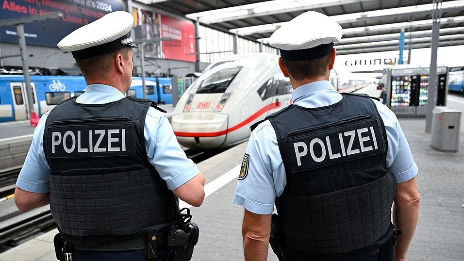 Bundespolizisten sollen die Einhaltung der Verbote an den Bahnhöfen überwachen. (Symbolbild) Bundespolizisten sollen die Einhaltung der Verbote an den Bahnhöfen überwachen. (Symbolbild)