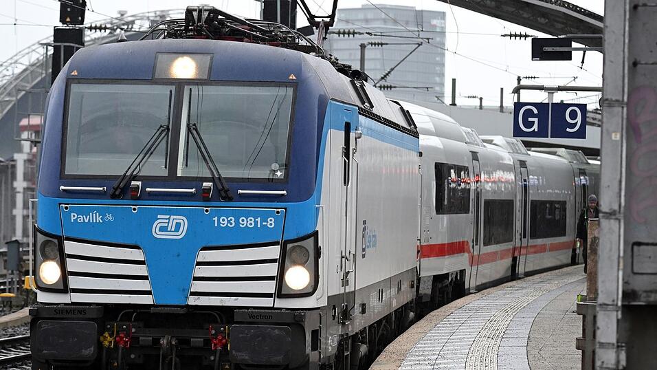 Angemietete Loks m&uuml;ssen derzeit wegen fehlender Zulassungen f&uuml;r den eigentlichen Steuerwagen noch den neuen ICE L ziehen.