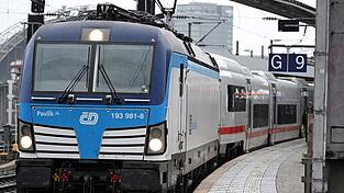 Angemietete Loks m&uuml;ssen derzeit wegen fehlender Zulassungen f&uuml;r den eigentlichen Steuerwagen noch den neuen ICE L ziehen.