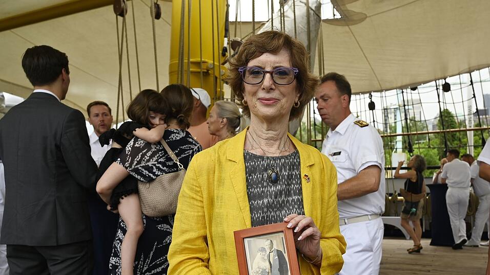 Zu ihrer Einbürgerunszeremonie bringt Carolyn Oliner ein Bild ihrer Großeltern mit, denen 1941 formell die Staatsangehörigkeit aberkannt wurde. Beide werden später in Auschwitz ermordet. Zu ihrer Einbürgerunszeremonie bringt Carolyn Oliner ein Bild ihrer Großeltern mit, denen 1941 formell die Staatsangehörigkeit aberkannt wurde. Beide werden später in Auschwitz ermordet.