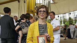 Zu ihrer Einbürgerunszeremonie bringt Carolyn Oliner ein Bild ihrer Großeltern mit, denen 1941 formell die Staatsangehörigkeit aberkannt wurde. Beide werden später in Auschwitz ermordet. Zu ihrer Einbürgerunszeremonie bringt Carolyn Oliner ein Bild ihrer Großeltern mit, denen 1941 formell die Staatsangehörigkeit aberkannt wurde. Beide werden später in Auschwitz ermordet.