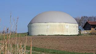 72 Biogasanlagen gibt es derzeit im Landkreis Cham. Branchenkenner befürchten, dass die Hälfte mit der Umstellung der EEG-Förderung zusperren muss. 72 Biogasanlagen gibt es derzeit im Landkreis Cham. Branchenkenner befürchten, dass die Hälfte mit der Umstellung der EEG-Förderung zusperren muss.