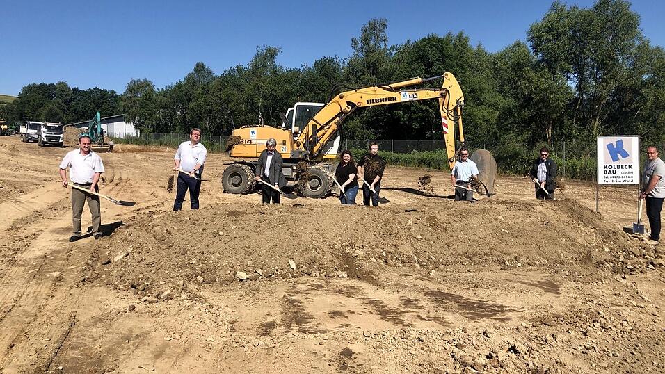Beim offiziellen Spatenstich: Max Wegscheider, Stephan Fenzl, Bürgermeister Sandro Bauer, Martina und Franz Kreuzer, Alois Baumgartner von Stahlbau Aschenbrenner, Peter Kolbeck und Friedrich Karl (von links).