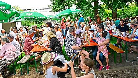 Der Schulgarten, der zu einem Biergarten geworden war, hatte kaum mehr freie Plätze.