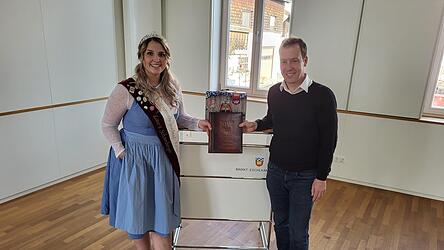 B&uuml;rgermeister Florian Adam w&uuml;rdigte die Verdienste der Bayerischen Goa&szlig;ma&szlig;k&ouml;nigin Laura Schamberger.