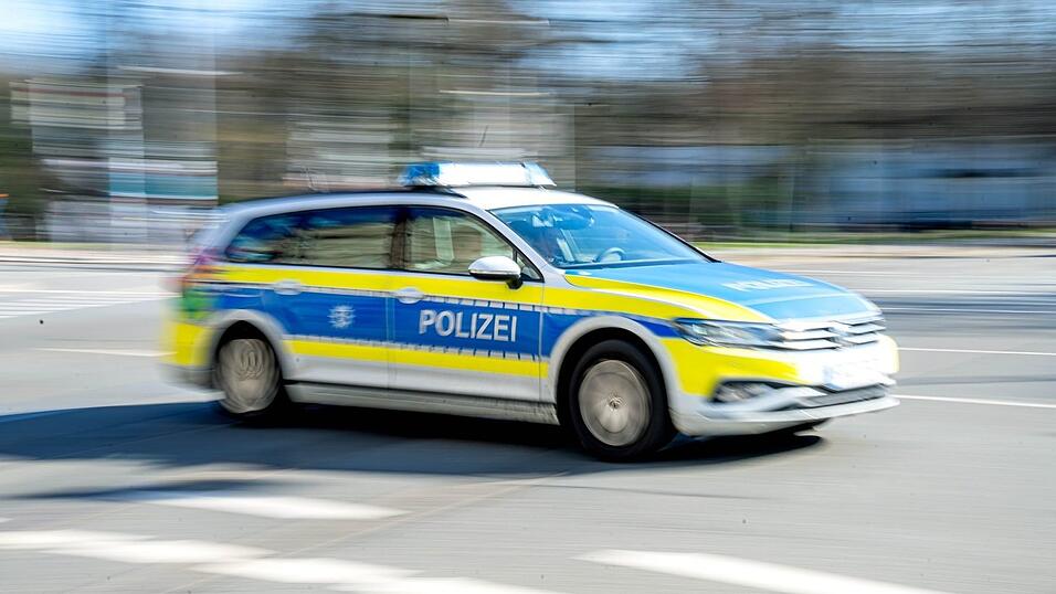 Die Beamten waren mit Blaulicht und Martinshorn zu einem Einsatz unterwegs. (Symbolbild)