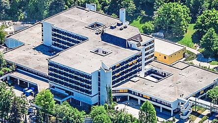 Das Krankenhaus in Achdorf ist jetzt Teil der LA-Regio-Kliniken. Durch die Fusion sollen die Klinik-Standorte in der Region erhalten bleiben.