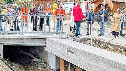 In Perbing trennt nun massiver Beton auf stählernen Spundwänden Petzenbach und Kreisstraße. Fotos: Hiendlmaier In Perbing trennt nun massiver Beton auf stählernen Spundwänden Petzenbach und Kreisstraße. Fotos: Hiendlmaier