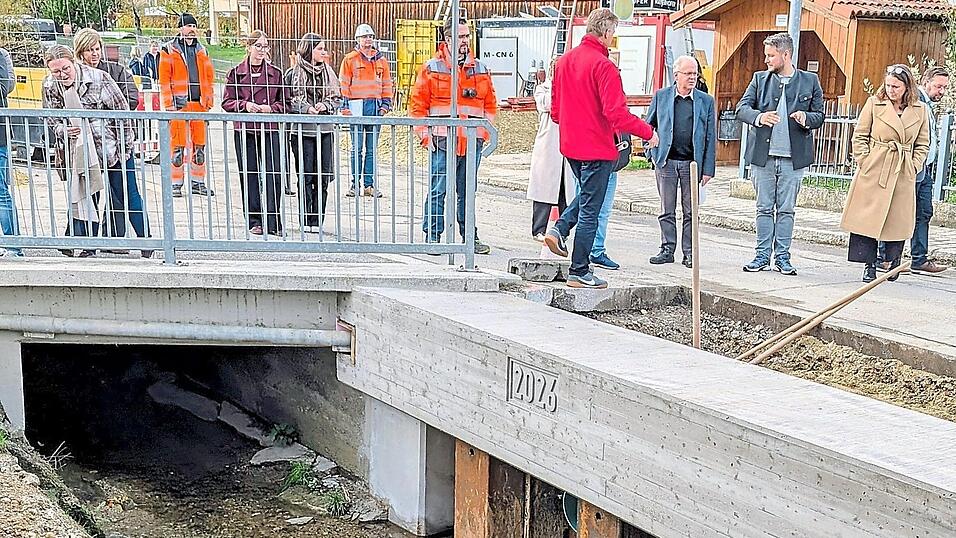 In Perbing trennt nun massiver Beton auf stählernen Spundwänden Petzenbach und Kreisstraße. Fotos: Hiendlmaier In Perbing trennt nun massiver Beton auf stählernen Spundwänden Petzenbach und Kreisstraße. Fotos: Hiendlmaier