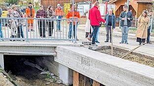 In Perbing trennt nun massiver Beton auf stählernen Spundwänden Petzenbach und Kreisstraße. Fotos: Hiendlmaier In Perbing trennt nun massiver Beton auf stählernen Spundwänden Petzenbach und Kreisstraße. Fotos: Hiendlmaier