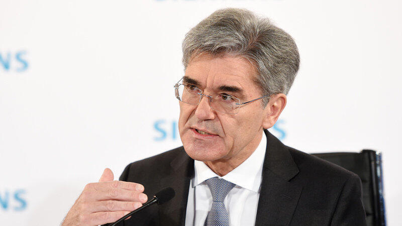 Der Vorstandsvorsitzende der Siemens AG, Joe Kaeser, spricht am 26. Januar in M&uuml;nchen bei einer Pressekonferenz vor Beginn der Hauptversammlung. Der Industriekonzern hat nach einem starken Jahresauftakt seine Gewinnprognose angehoben.